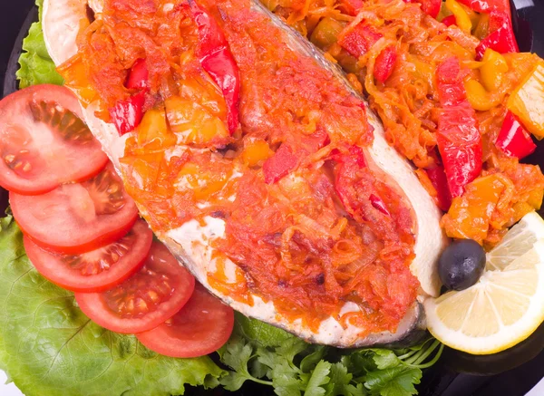 Смажений лосось з овочами та помідорами — стокове фото