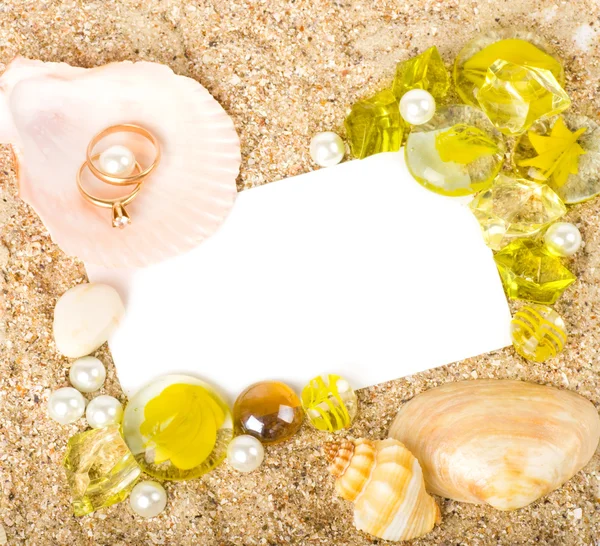 Two worn golden rings and shells, crystals — Stock Photo, Image