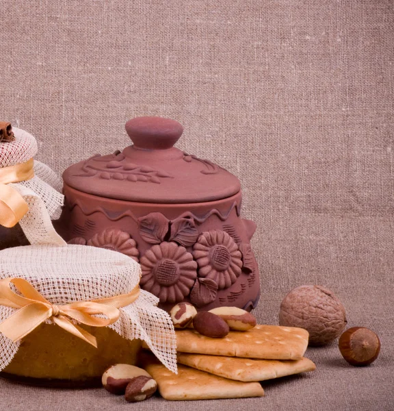 Marmellata saporita, cupcake, pentola di argilla e noci — Foto Stock