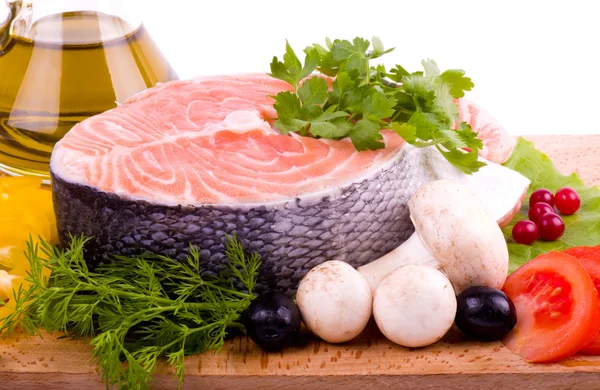 Kawałek łososia z warzywami i oliwy z oliwek — Zdjęcie stockowe