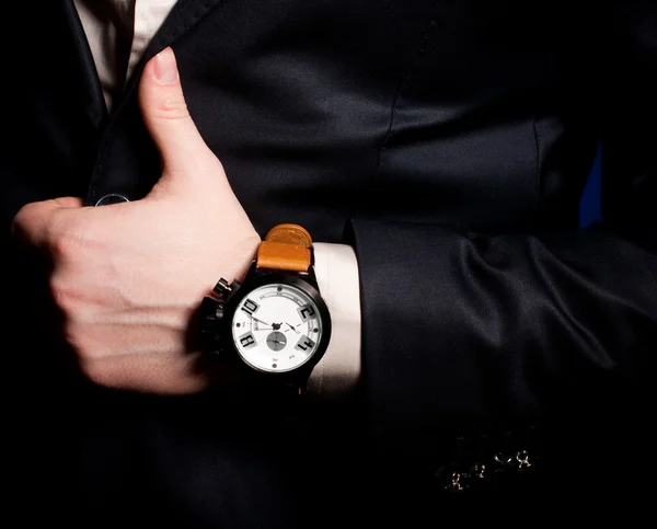 Hermosa mano masculina con un reloj —  Fotos de Stock