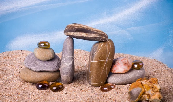 Hermosos cristales exóticos y piedras sobre arena —  Fotos de Stock