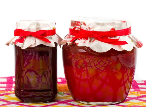 Jar met jam (kersen, aardbei) — Stockfoto