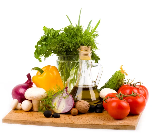 Olivenöl und Gemüse auf weißem Hintergrund — Stockfoto