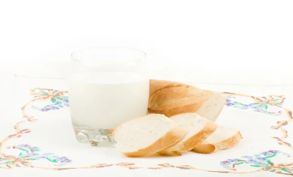 Mooi brood met melk op witte achtergrond — Stockfoto