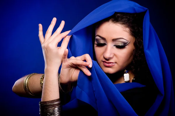 Mooie jonge vrouw in kleur Arabische kleren — Stockfoto