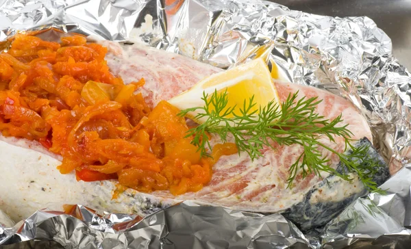ปลาแซลมอนอร่อยต้มกับผักบนพื้นหลังสีขาว — ภาพถ่ายสต็อก