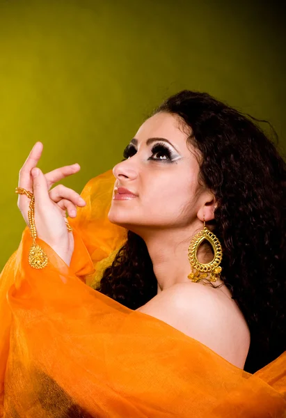 Hermosa mujer joven en color ropa árabe — Foto de Stock