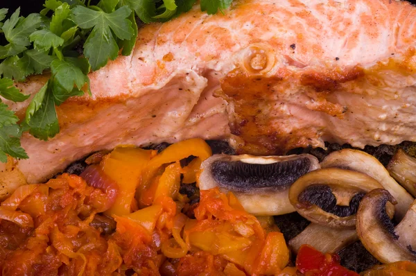 Вареный вкусный лосось с овощами на белом фоне — стоковое фото