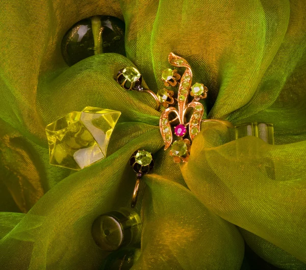緑色の背景で黄金色の宝石 — ストック写真