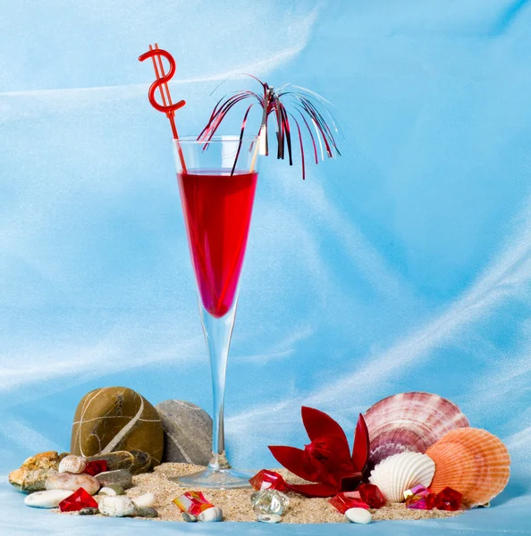 Exotic cocktail with tropical shells and red flower — Stock Photo, Image