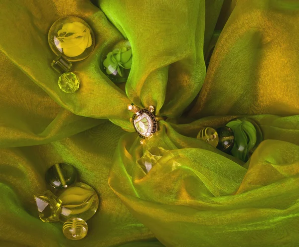 緑色の背景で黄金色の宝石 — ストック写真