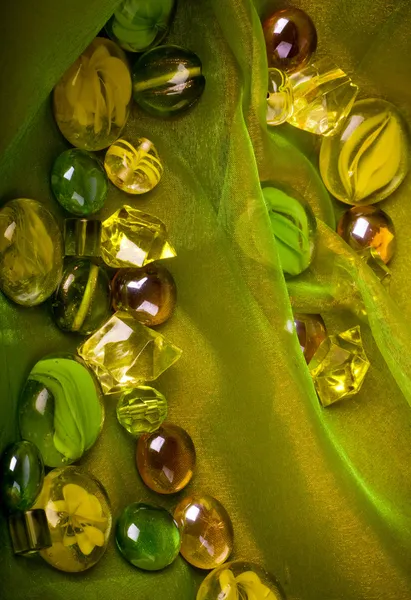 Красиві яскраві барвисті камені на тканині — стокове фото