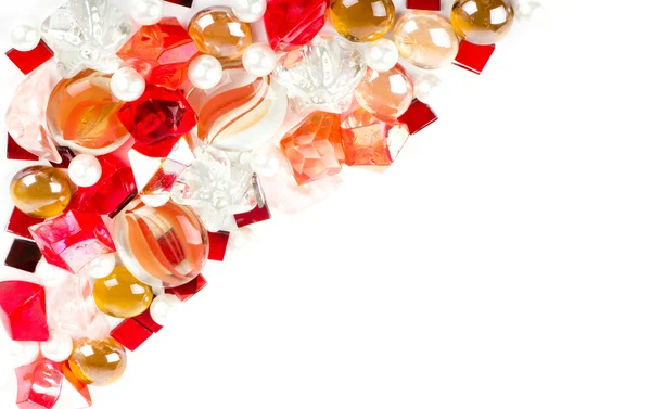 Hermosas piedras de colores brillantes y perlas sobre un fondo blanco —  Fotos de Stock
