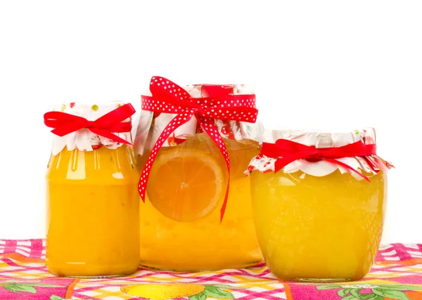 Glas mit Marmelade isoliert auf weißem Hintergrund (Zitrone) — Stockfoto