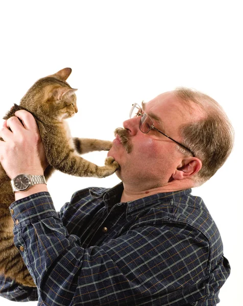 Alter Mann mit seiner Katze auf weißem Hintergrund — Stockfoto