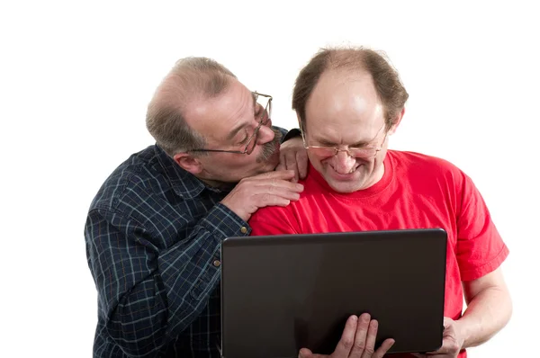 Пожилые счастливые мужчины с ноутбуком на белом фоне . — стоковое фото