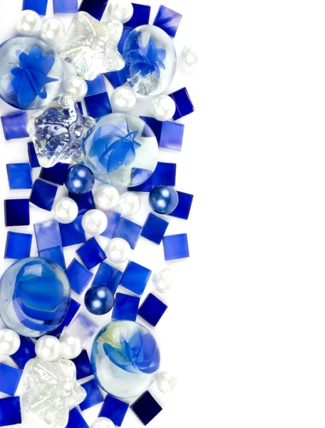 Krásné světlé barevné kameny a pearl na bílém pozadí — Stock fotografie