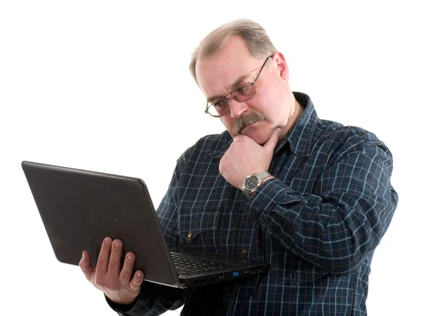 Äldre förbryllad man med bärbar dator — Stockfoto
