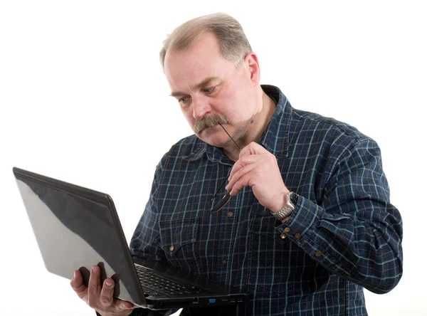 노인 의아해 노트북을 가진 남자 — 스톡 사진