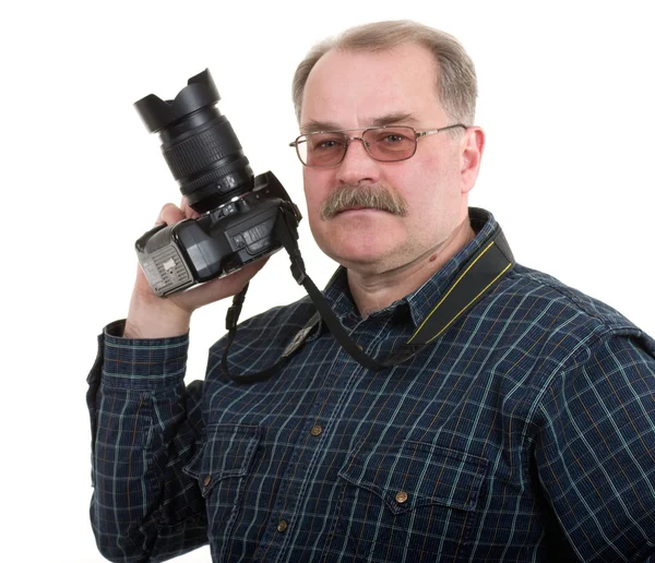 Homem fotógrafo fazendo fotos por câmera digital — Fotografia de Stock