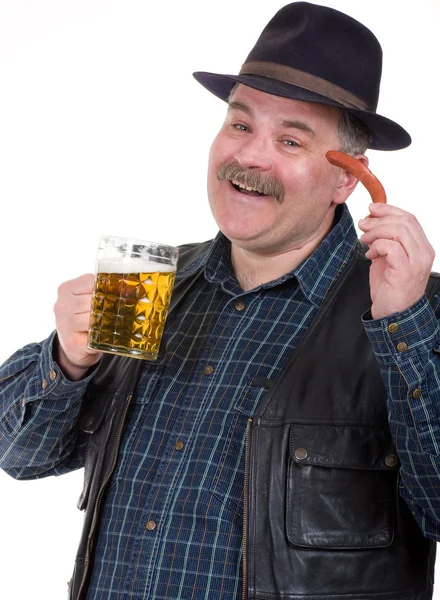 Ihtiyar bir adamın elinde bir bira göbek ve sosis — Stok fotoğraf