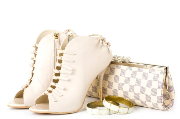 Σέξι παπούτσια μόδας, χρυσά κοσμήματα και τσάντα που απομονώνονται σε λευκό φόντο. — Φωτογραφία Αρχείου