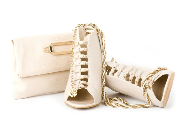 Seksi moda ayakkabı, altın takı ve beyaz arka plan üzerinde izole el çantası. — Stok fotoğraf