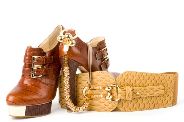 Sexig moderiktiga skor, gyllene smycken och rem isolerad på vit bakgrund. — Stockfoto