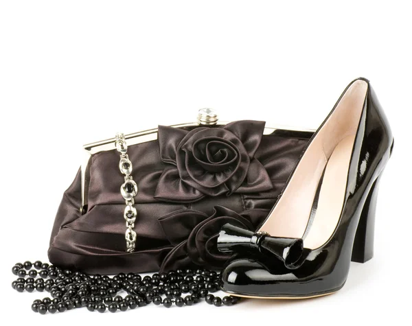 Sexy modieuze schoenen, gouden sieraden en tas geïsoleerd op een witte achtergrond. — Stockfoto