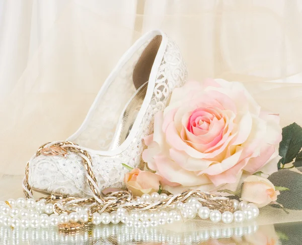 A bela rosa nupcial com sapatos de casamento e contas — Fotografia de Stock