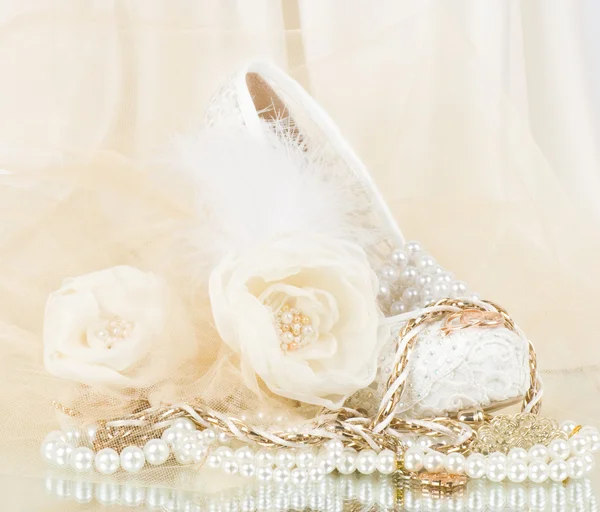 Die wunderschöne Brautrose mit Hochzeitsschuh und Perlen — Stockfoto