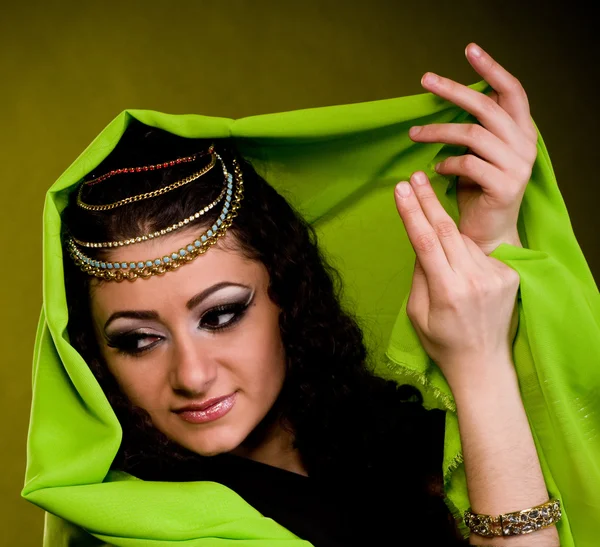 Mulher bonita na cor roupas árabes — Fotografia de Stock
