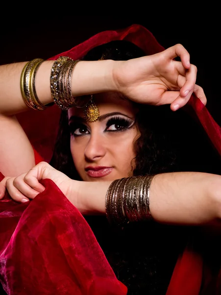 Όμορφη νεαρή γυναίκα με χρώμα arabian ρούχα — Φωτογραφία Αρχείου