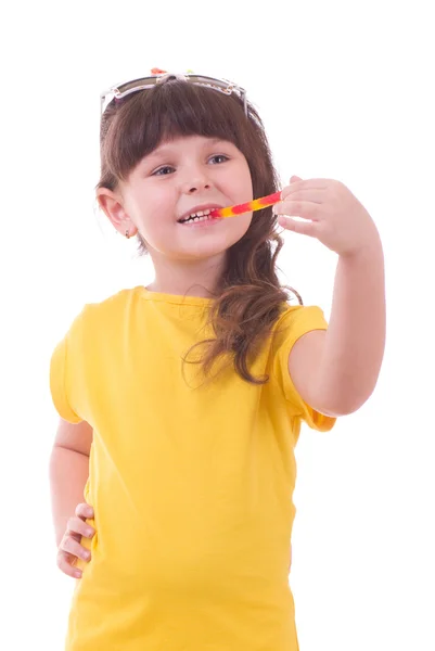 Güzel küçük bir kız ile renkli bir lolipop — Stok fotoğraf