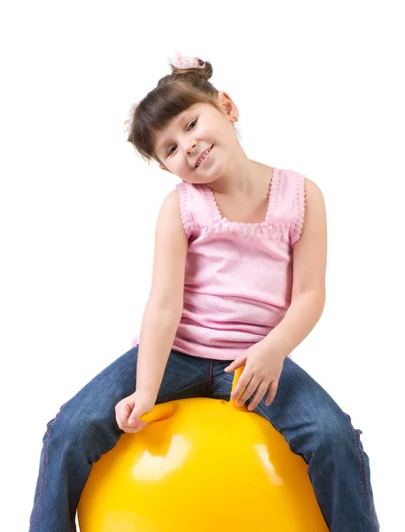 Kleines Mädchen in der Turnhalle mit blauem Ball — Stockfoto