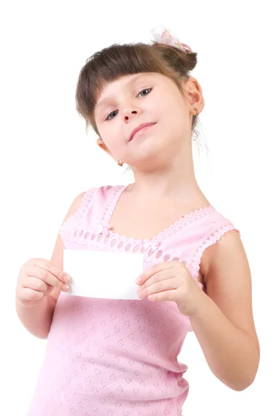 Улыбающаяся маленькая девочка с пустой белой доской — стоковое фото