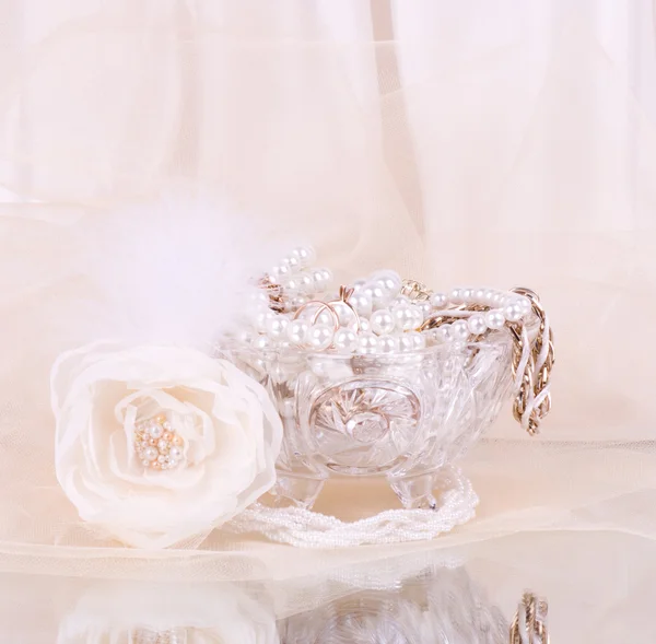 Прекрасная свадебная роза со свадебными бусами в хрустальной вазе — стоковое фото