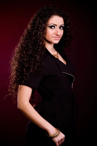 A gyönyörű szép nő haja hosszú loknikat portréja — Stock Fotó