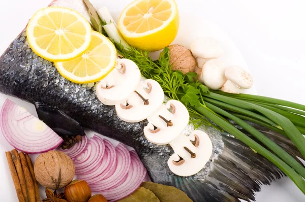 Кусок лосося с овощами на белом фоне — стоковое фото
