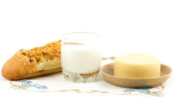 Красивый хлеб с молоком на белом фоне — стоковое фото