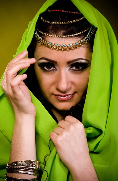 Krásná mladá žena v barevné arabské oblečení — Stock fotografie
