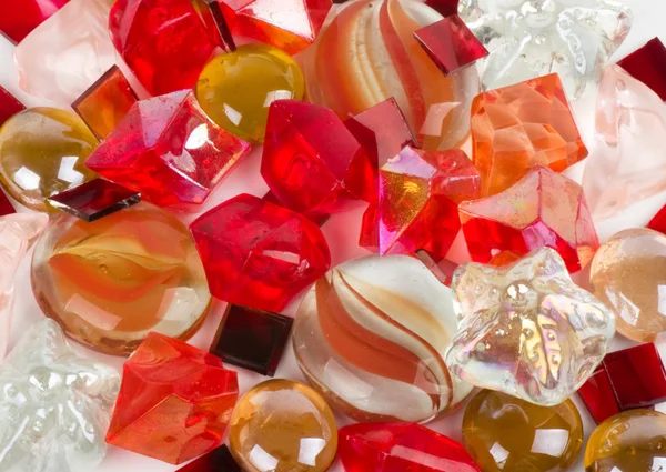 Hermosas piedras de colores brillantes y cristales sobre un fondo blanco — Foto de Stock
