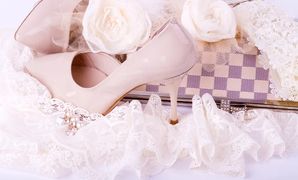 Красивые свадебные туфли, кружева и бусы — стоковое фото