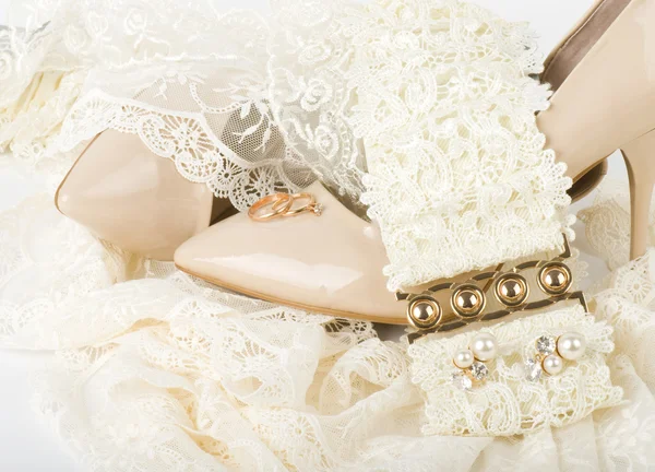Piękne suknie ślubne akcesoria i buty — Zdjęcie stockowe