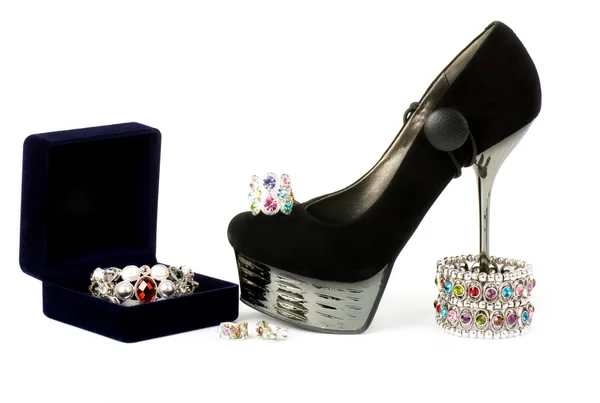 Sexy zapato de moda con joyas en el fondo —  Fotos de Stock