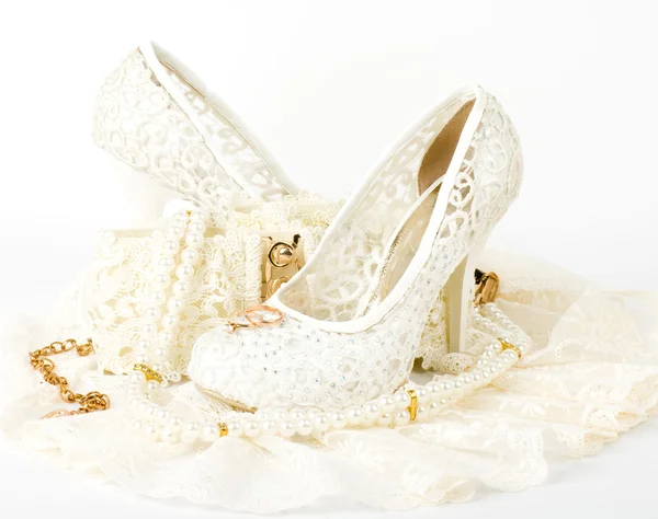 O belo sapato de casamento nupcial e contas — Fotografia de Stock