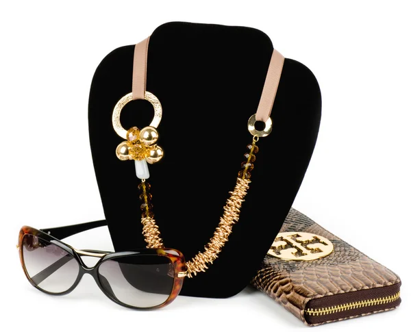Bolso de moda y joyas doradas, gafas sobre fondo blanco . — Foto de Stock