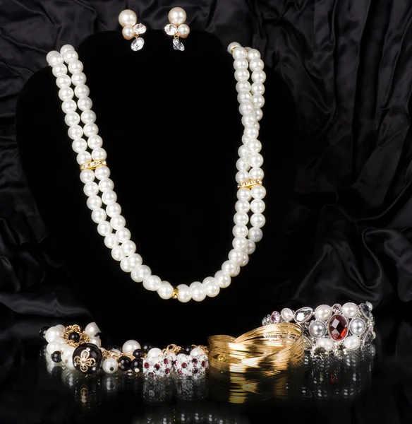 Siyah arkaplanda güzel mücevherler — Stok fotoğraf