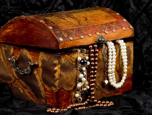 Oude houten open borst met gouden sieraden — Stockfoto